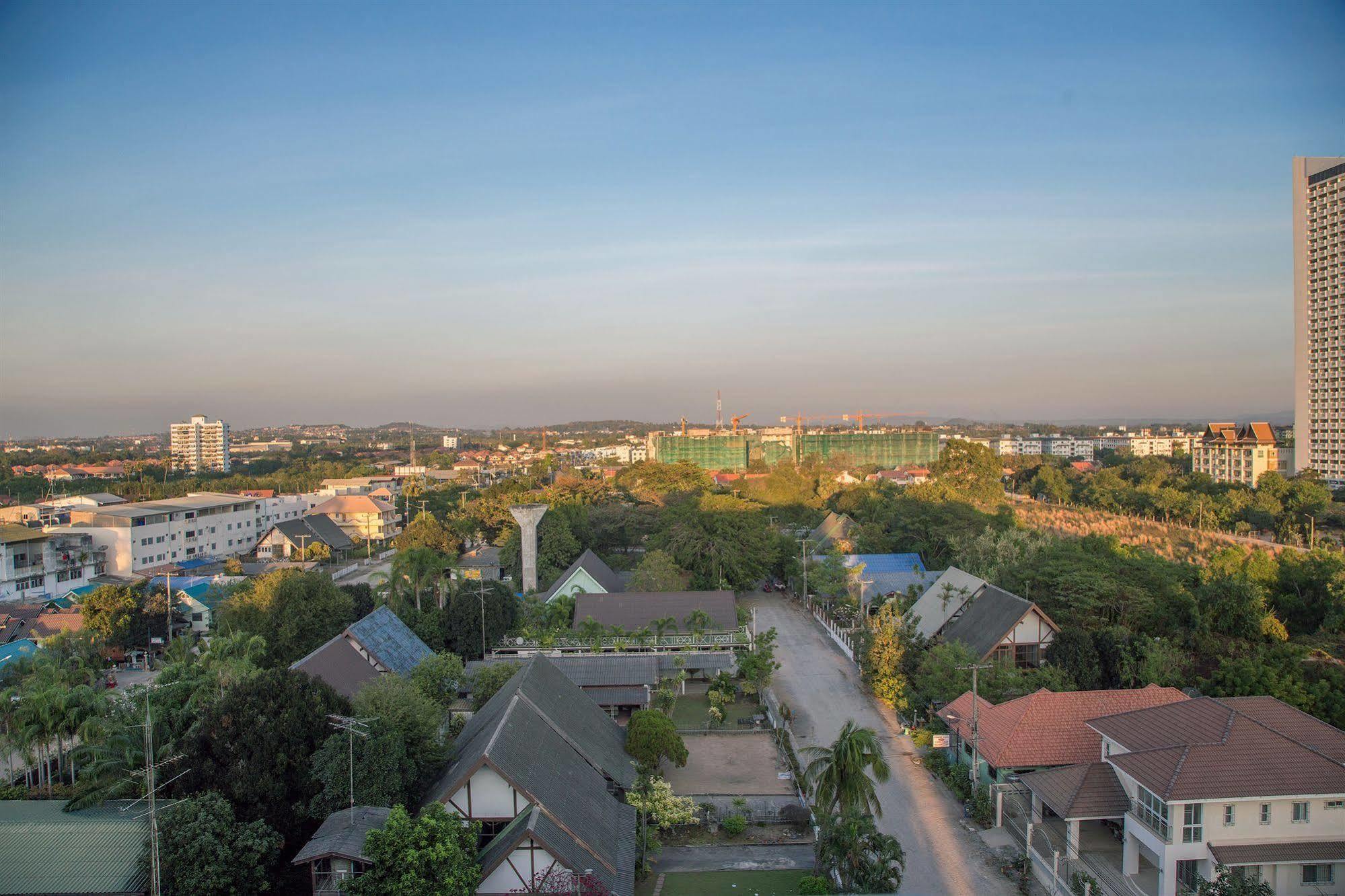 Hotel R-Con Rest Sea Pattaya Exterior foto